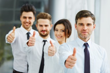 Başparmak gösterilmesini başarılı genç iş adamları