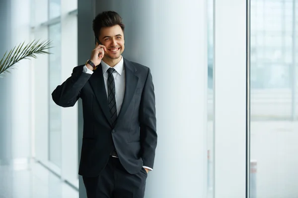 Homme d'affaires souriant parlant sur un téléphone portable — Photo