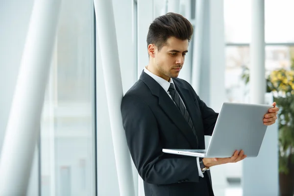 Geschäftsmann arbeitet an seinem Laptop. — Stockfoto