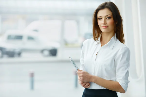 Geschäftsfrau hält Tablet-Computer in der Hand. — Stockfoto