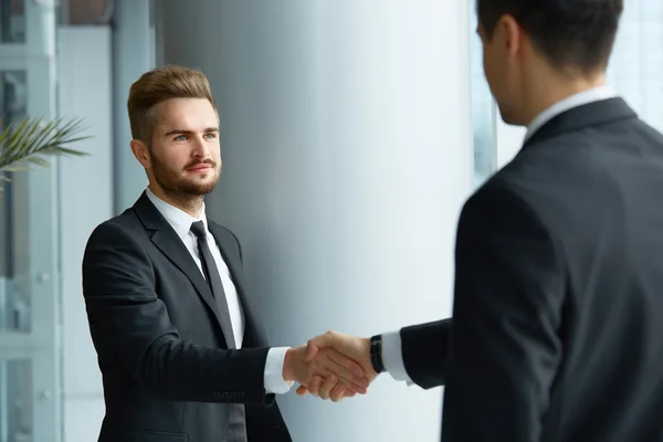 ビジネスの方々。握手回で成功するビジネス パートナー — ストック写真