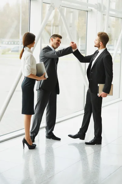 Equipo de negocios. Exitoso socio de negocios agitando las manos en el — Foto de Stock