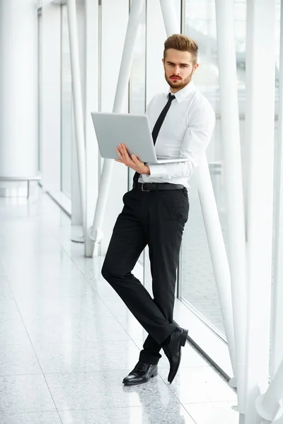 Empresario con laptop. Joven Empresario escribiendo algo en L — Foto de Stock