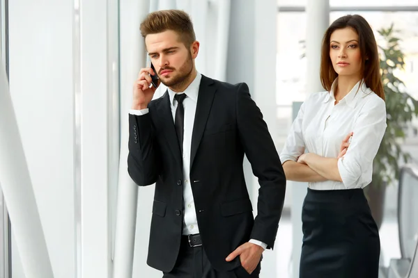 Uomo d'affari che utilizza il cellulare — Foto Stock