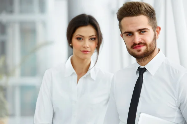 Équipe d'affaires. Heureux gens souriants debout dans une rangée au bureau — Photo