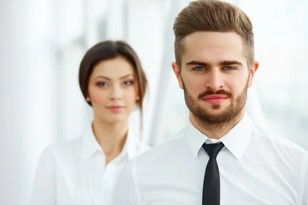 Équipe d'affaires. Heureux les gens souriants debout dans le bureau — Photo