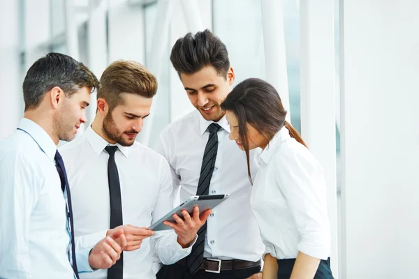 Gente de negocios trabajando en equipo en la oficina —  Fotos de Stock