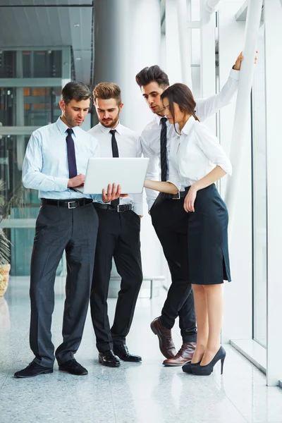Affärsmän som arbetar som ett team på kontoret — Stockfoto