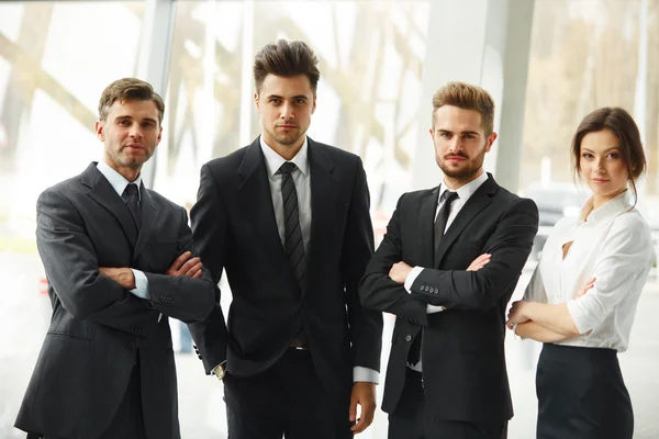 Equipa de negócios. Feliz sorrindo as pessoas de pé em uma fileira no escritório — Fotografia de Stock