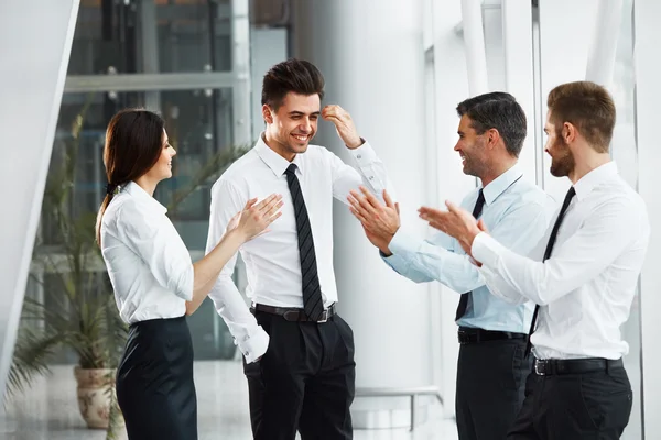 Trabajo en equipo. Gente de negocios exitosa celebrando un trato —  Fotos de Stock