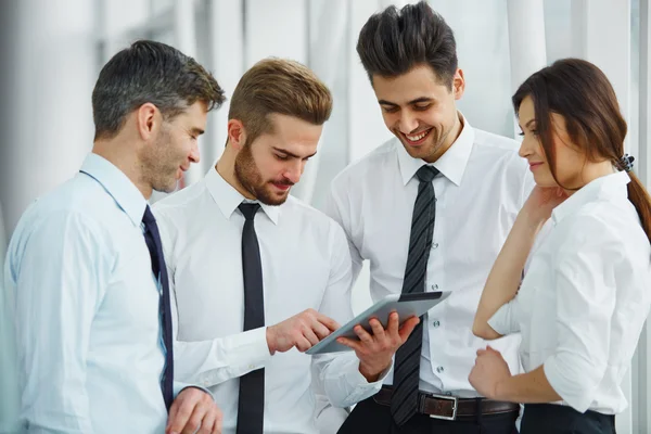 Geschäftsleute im Team im Büro — Stockfoto