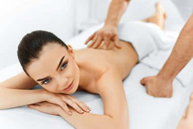 Kadın. Güzellik Spa salonları yordamda masaj. Vücut Bakımı.