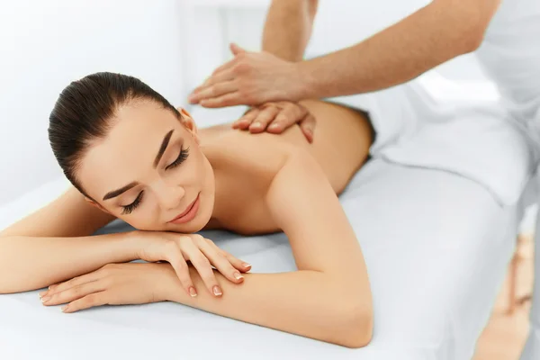 Cuidado del cuerpo. Mujer Spa. Tratamiento de belleza. Masaje corporal, Salón de Spa . —  Fotos de Stock