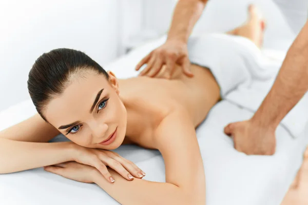 Спа-жінка. Процедура масажу в салоні краси. Догляд за тілом . — стокове фото