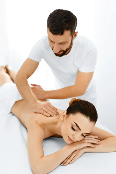 Mujer Spa. Procedimiento de masaje en salón de spa de belleza. Cuidado del cuerpo . — Foto de Stock