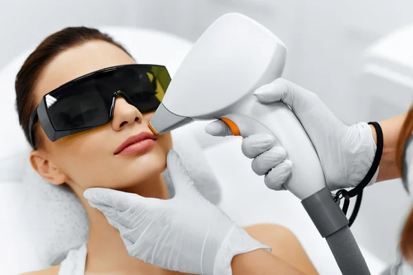 Gezichtsverzorging. Facial laser ontharing. Epileren. Gladde huid. — Stockfoto