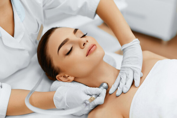 Gesichtspflege. Diamant-Mikrodermabrasions-Peeling, Bea — Stockfoto
