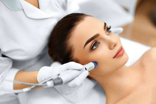 Face Skin Care. Facial Hydro Microdermabrasion Peeling Treatment — Stock Photo, Image