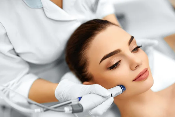 Face Skin Care. Facial Hydro Microdermabrasion Peeling Treatment — Stock Photo, Image