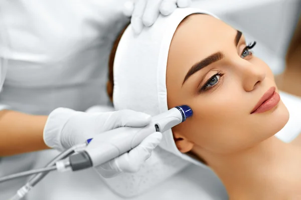 Face Skin Care. Facial Hydro Microdermabrasion Peeling Treatment — Stock Photo, Image