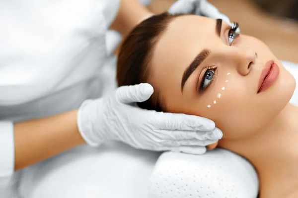 Hautpflege. Kosmetikcreme auf dem Gesicht der Frau. Beauty-Spa-Behandlung — Stockfoto