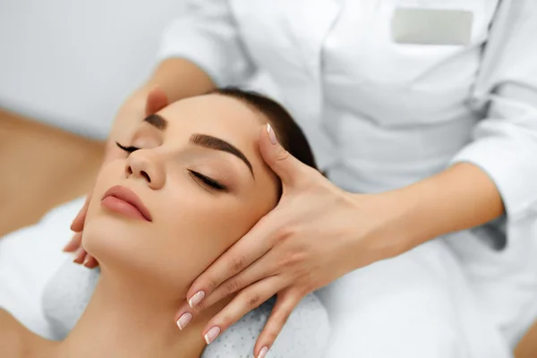 Cuidado de la piel, del cuerpo. Mujer recibiendo masaje facial spa de belleza. Tratamientos —  Fotos de Stock