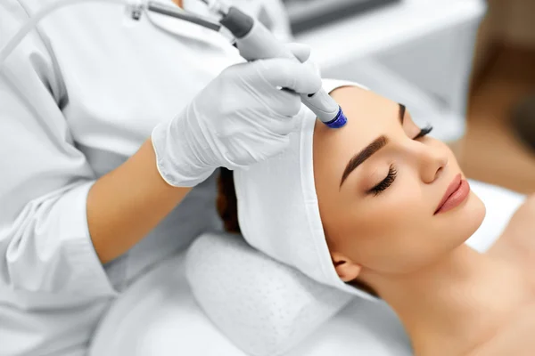 Ansiktsvård. Facial Hydro Microdermabrasion Peeling Treatment Royaltyfria Stockfoton