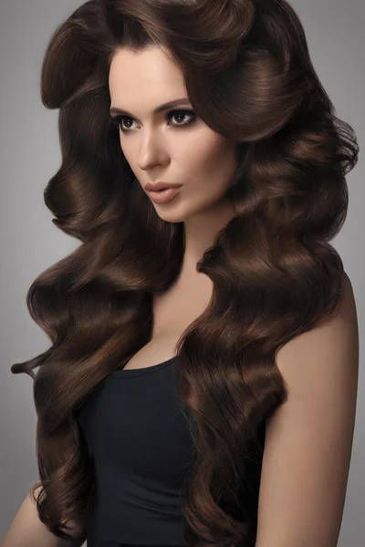 Haare. Porträt einer schönen Frau mit schwarzen Haaren. hohe Qualität — Stockfoto