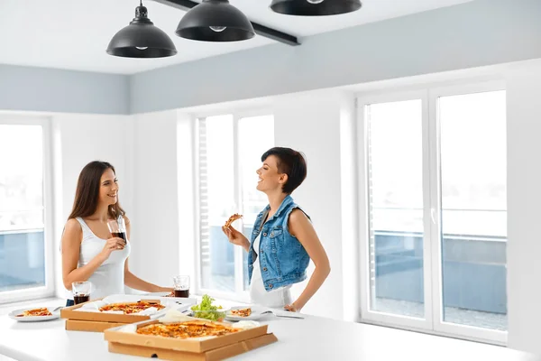 Eating Fast Food. Friends Eating Pizza. Home Party. Leisure, Cel — Stock Photo, Image