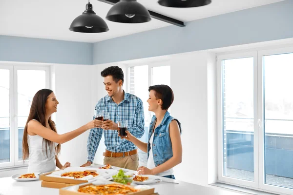 Eating Food. Friends Having Home Dinner Party. Friendship, Leisu — Stockfoto