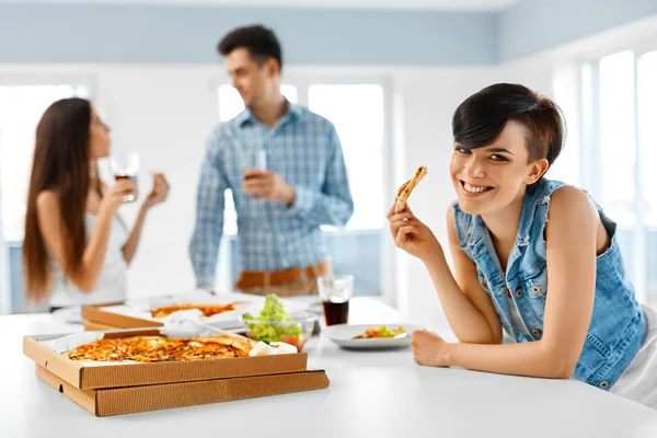 Home Party. Friends Having Dinner Indoors, Eating Fast Food. Cel — Stock fotografie