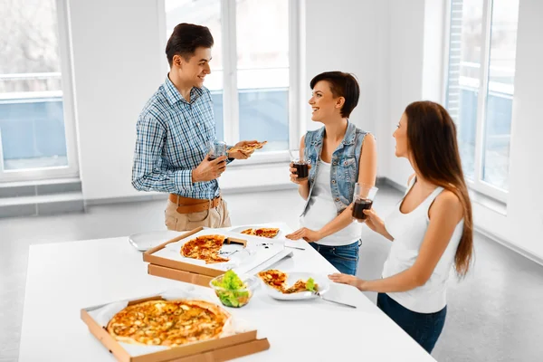 Makan makanan. Teman mengadakan pesta makan malam. Persahabatan, Leisu — Stok Foto