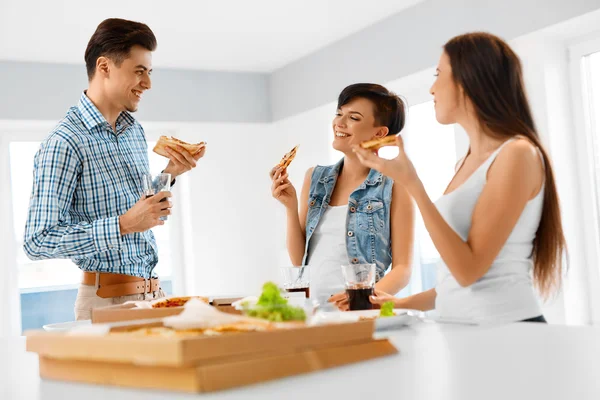 Jantar. Amigos felizes comendo pizza, se divertindo. Amizade — Fotografia de Stock