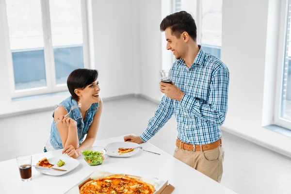 Eating Food. Happy Lovely Couple Eating Pizza Indoors. Leisure C — ストック写真