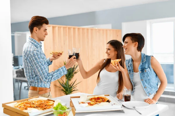 Jantar. Amigos felizes comendo pizza, se divertindo. Amizade — Fotografia de Stock