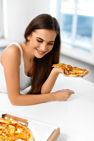 Comer Fast Food. Mulher a comer pizza italiana. Nutrição. Dieta, L — Fotografia de Stock