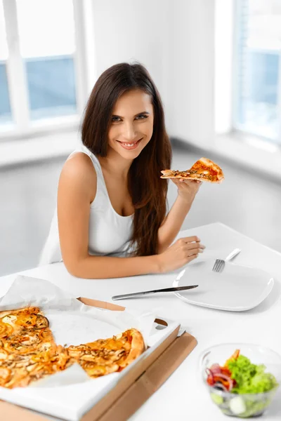 Eating Fast Food. Woman Eating Italian Pizza. Nutrition. Diet, L — ストック写真
