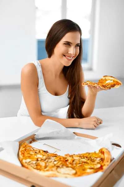 Comer comida rápida. Mujer comiendo pizza italiana. Nutrición. Dieta, L —  Fotos de Stock