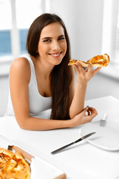 Ем пиццу. Женщина ест итальянскую еду. Питание быстрого питания. Ли. — стоковое фото
