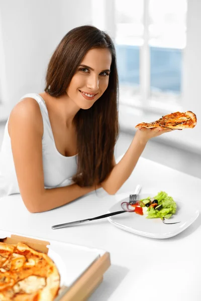 Eating Italian Food. Woman Eating Pizza. Fast Food Nutrition. Li — ストック写真