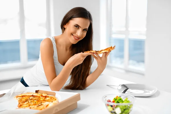 A comer pizza. Mulher a comer comida italiana. Fast Food Nutrition. Li... — Fotografia de Stock