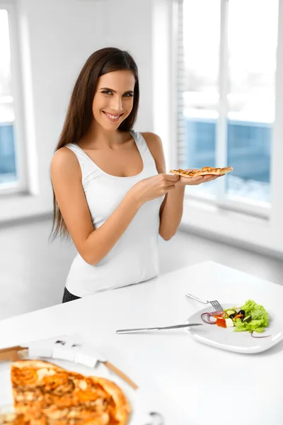 Eating Italian Food. Woman Eating Pizza. Fast Food Nutrition. Li — стокове фото