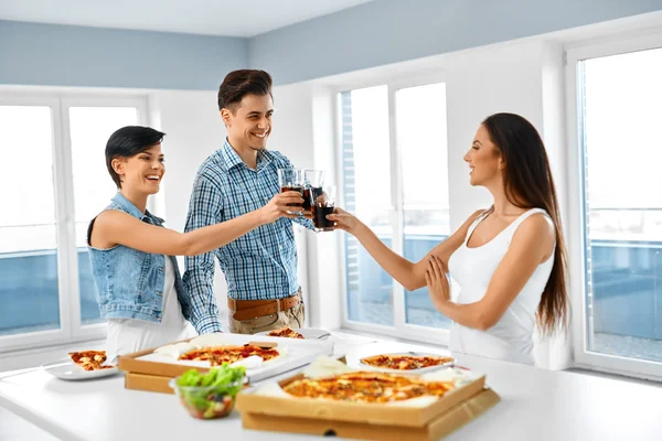 Happy Friends Fazendo Jantar em Casa. Comer Comida, Amizade . — Fotografia de Stock