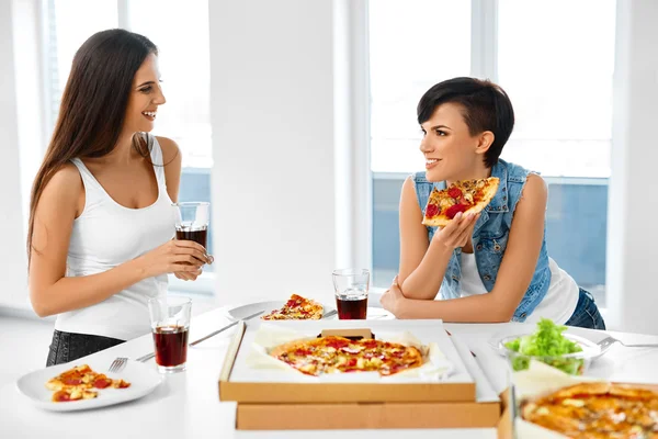 Mangiare fast food. Amici che mangiano pizza. Festa in casa. Tempo libero, Cel — Foto Stock