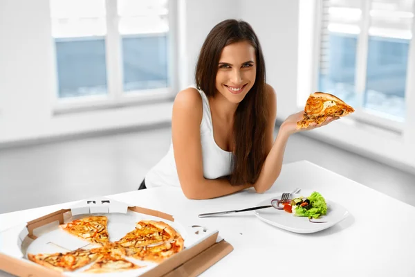 Ест итальянскую еду. Женщина ест пиццу. Питание быстрого питания. Ли. — стоковое фото