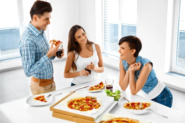 Happy Friends Having Dinner Party Home. Eating Food, Friendship. — Stockfoto