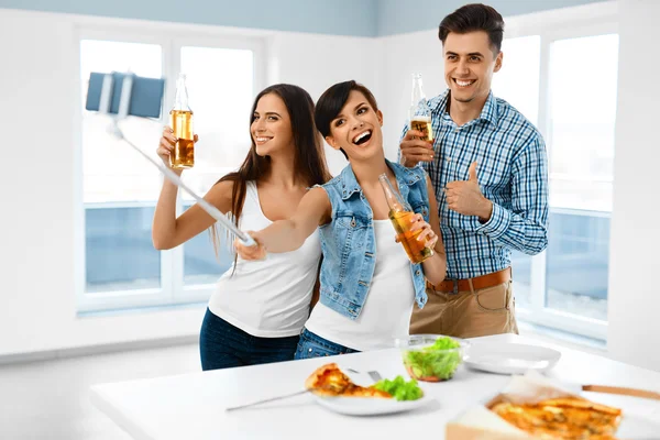 Casa da Festa. Amigos a levar a Selfie, a celebrar as férias. Amigável — Fotografia de Stock