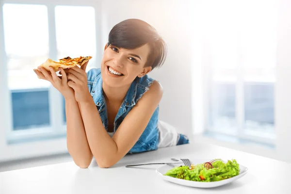 Ест итальянскую еду. Женщина ест пиццу. Питание быстрого питания. Ли. — стоковое фото