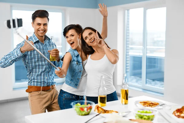 Dinner Party. Friends Having Fun, Taking Selfie. Holiday Celebra — Stock Fotó