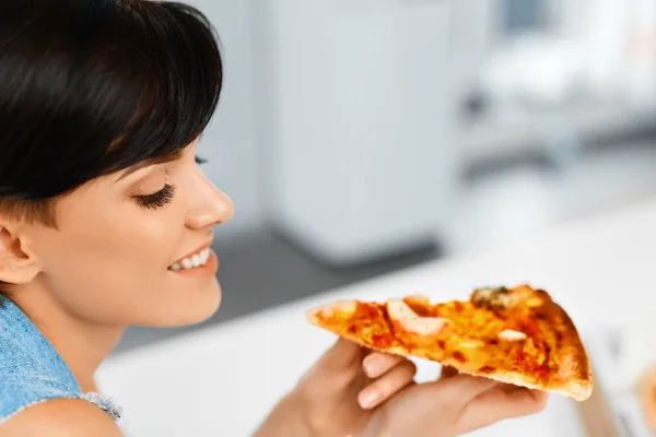 Eating Pizza. Woman Eating Italian Food. Fast Food Nutrition. Li — Stock Fotó